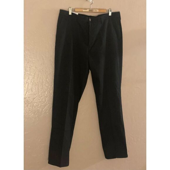 St. Johns Bay Men’s Classic Fit Easy Care Black Pleated Front Dress Pants Sz 38 - Picture 3 of 5